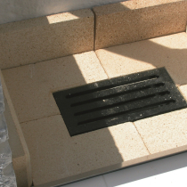 Vložení litinového roštu do topeniště