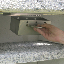 Zasunutí nerezového popelníku